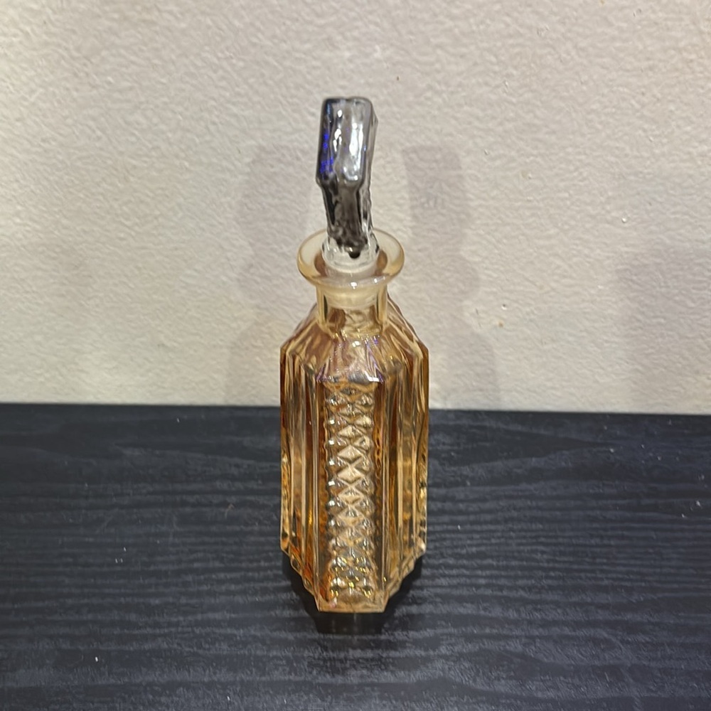 Elegant Glass Decanter with Stopper - Picture 2 of 3